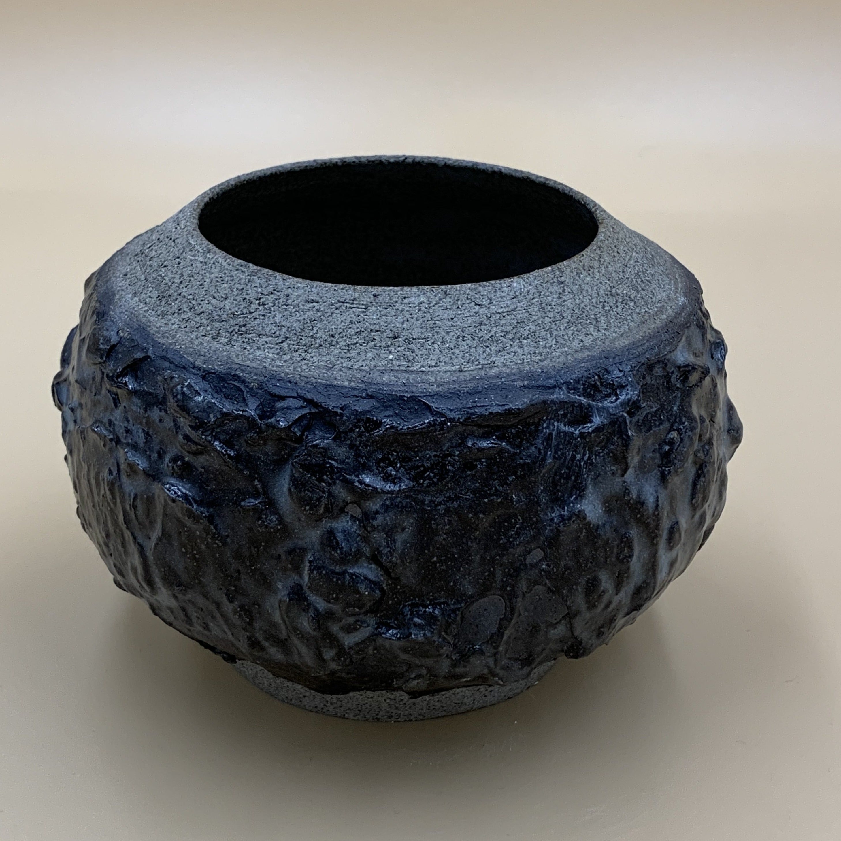 Krukke/urtepotte 9 cm, diameter 12 cm. Stentøj