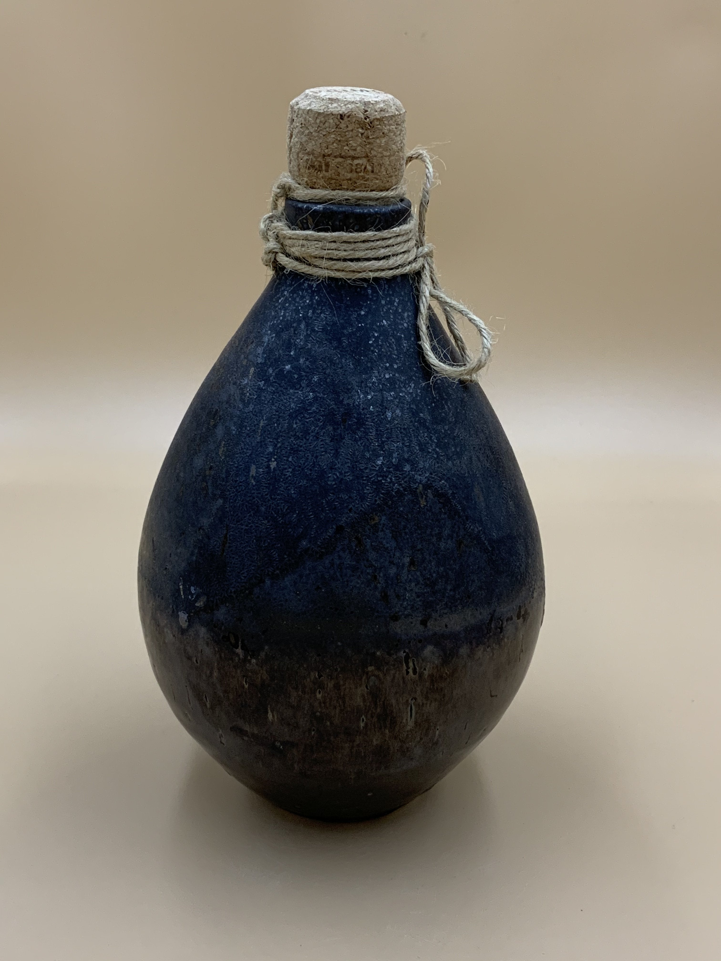 Vase/flaske med korkprop 20 cm stentøj