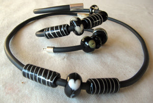 halskaede og armbaand i sort og hvid