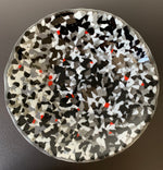Indlæs billede til gallerivisning Glasfad ø33 cm, 6 cm grå/sort/rød
